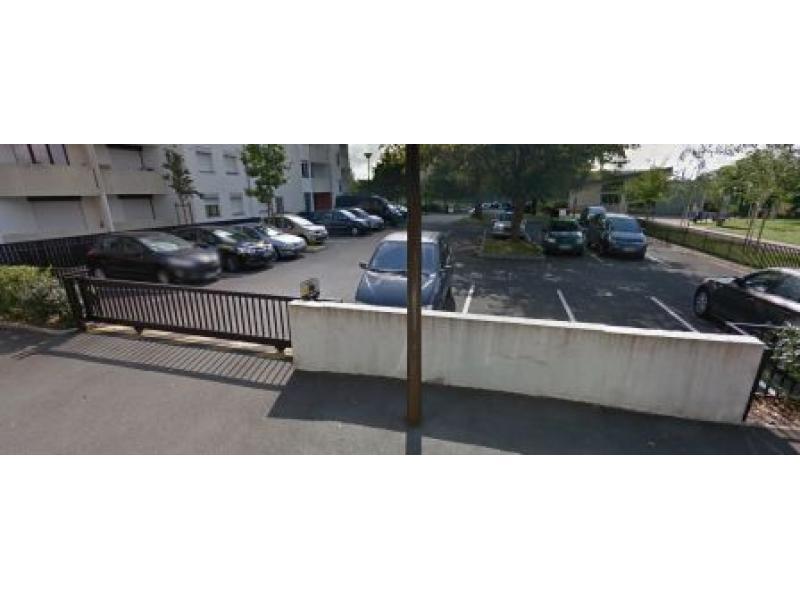 Place de parking à louer - Fleury-les-Aubrais 45400 - 8-12 Rue jean Gabin,  Fleury-les-Aubrais, France - 12,17 euros
