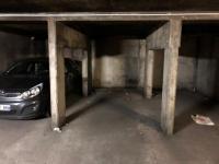 De 1 à 8 places de parking // Paris, St Louis