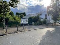 Parking sécurisé extérieur, proche métro