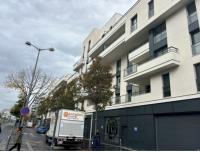 Parking proche tram, commerces et gare de train vers Paris