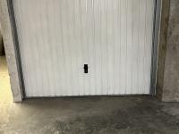 Garage Box fermé, au sein d'un immeuble en copropriété. 