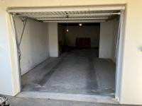Grand box garage double 32,5 m² avec borne de recharge pour voiture électrique
